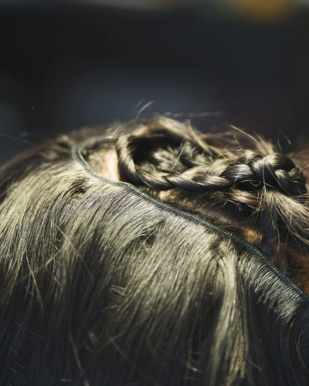 Tresse de cheveux clairs nouée en chignon, gros plan